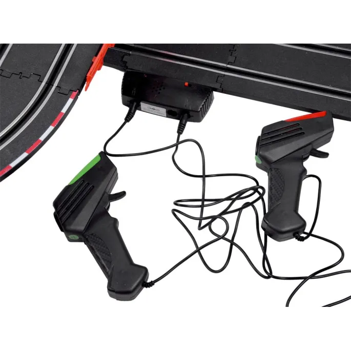 elementy zestawu toru wyścigowego przygotowane do złożenia