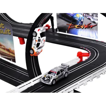 komplet torów i sterowników ustawiony do rozgrywki