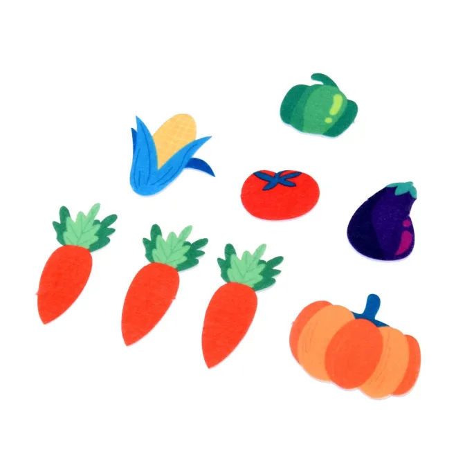 Strony książeczki z różnymi fakturami i kolorami do zabawy na farmie