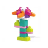 Zbliżenie na pastelowe klocki Fisher Price w różnych kształtach