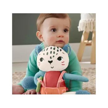 widok pantery z szeleścikami w bucikach