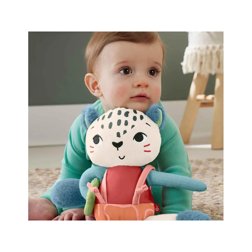 widok pantery z szeleścikami w bucikach