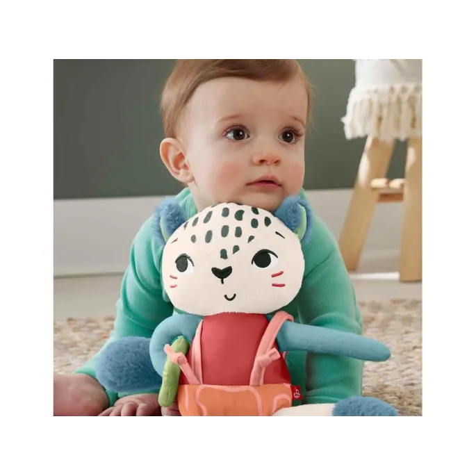 widok pantery z szeleścikami w bucikach