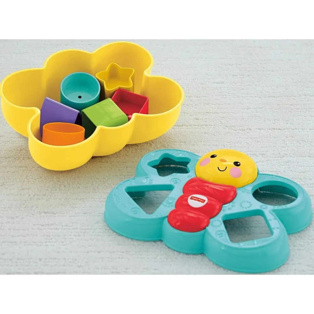 Motylek Fisher-Price wraz z różnokolorowymi klockami na stole