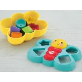 Motylek Fisher-Price wraz z różnokolorowymi klockami na stole