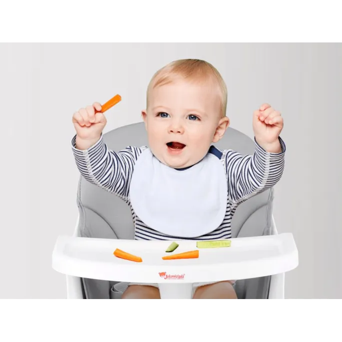 Nakładka na krzesło przeznaczona do jadalni z mocnymi paskami mocującymi