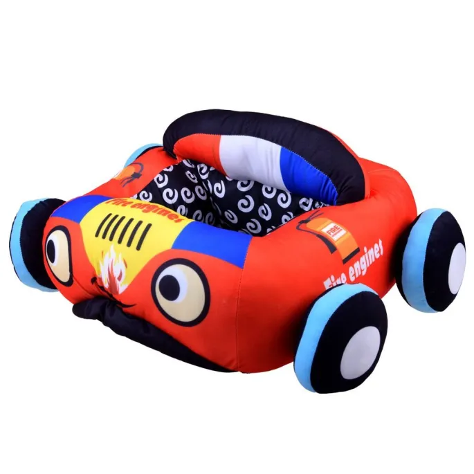 Siedzisko dziecięce stylizowane na wóz strażacki z pluszowymi kołami