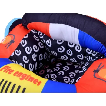 Zbliżenie na boczne oparcia fotelika straż pożarna dla maluszka