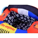 Zbliżenie na boczne oparcia fotelika straż pożarna dla maluszka