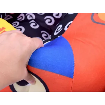 Detail czerwonych elementów oraz przyjemnej w dotyku powierzchni