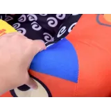 Detail czerwonych elementów oraz przyjemnej w dotyku powierzchni