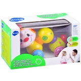 dziecko bawi się jeżdżącą gąsieniczką