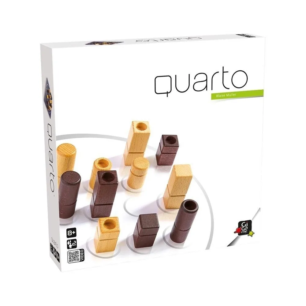 Quarto – drewniane figury i plansza do gry logicznej na stole