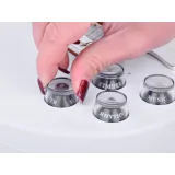 widok gitary od strony korpusu i strun w świetle dziennym