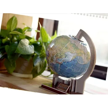 model trójwymiarowego globusa ustawiony na biurku