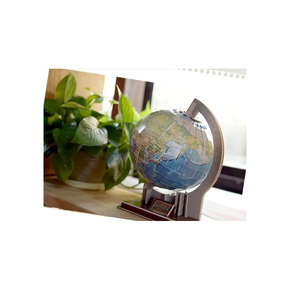 model trójwymiarowego globusa ustawiony na biurku