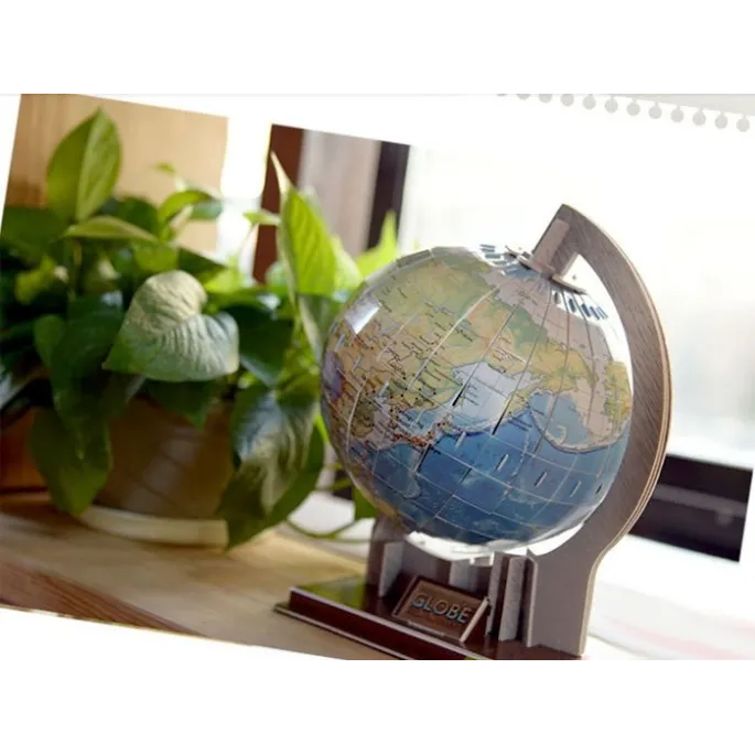 model trójwymiarowego globusa ustawiony na biurku