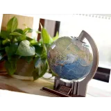 model trójwymiarowego globusa ustawiony na biurku