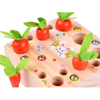 Marchewki o różnych rozmiarach ułożone na planszy