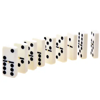 zbliżenie na czarne oczka na płytkach domino