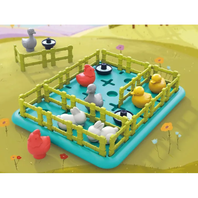 Dziecko układa zwierzątka i płoty na planszy gry Wesoła farma