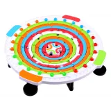 Detal podstawy z ruletką i kolorowymi kulkami gry logicznej