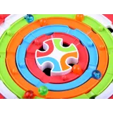 Zbliżenie na mechanizm obracania podstawy w grze ruletka