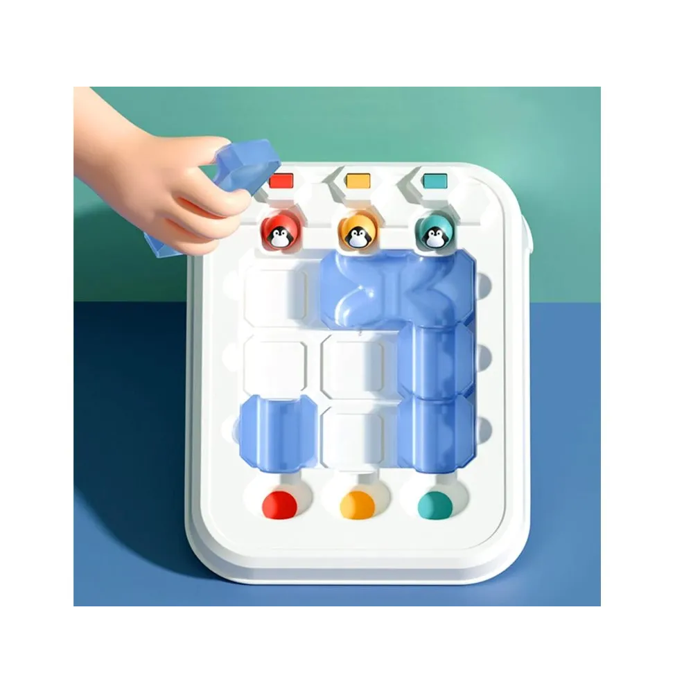 trzy kolorowe kule z wizerunkami pingwinów w zestawie