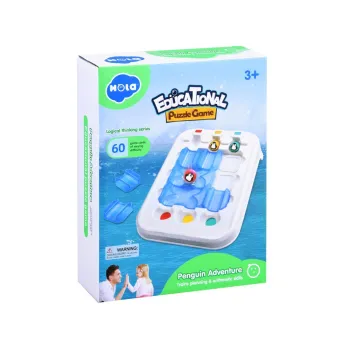 dziecko układa elementy labiryntu na planszy