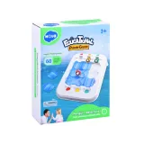 dziecko układa elementy labiryntu na planszy