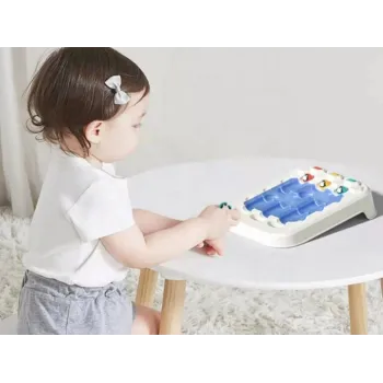 plansza z kolorowymi otworami na końcu trasy dla kul