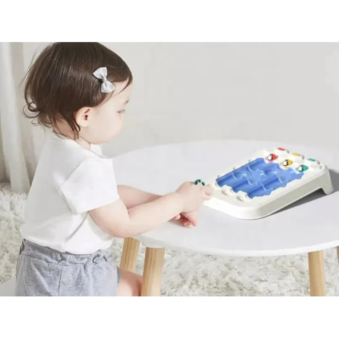 plansza z kolorowymi otworami na końcu trasy dla kul