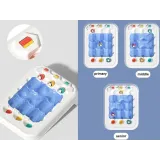 pełen zestaw gry logicznej rozłożony na białym tle