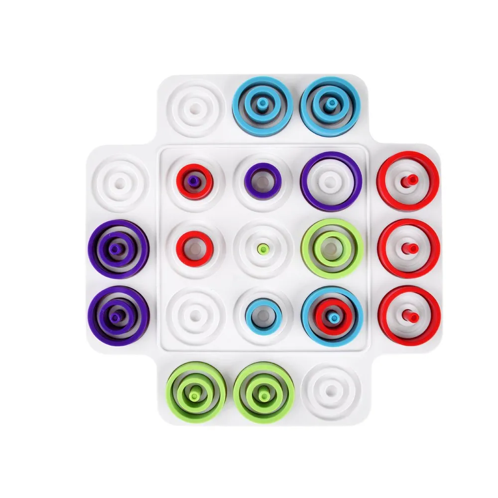 zbliżenie na kolorowe pionki do gry logicznej trap