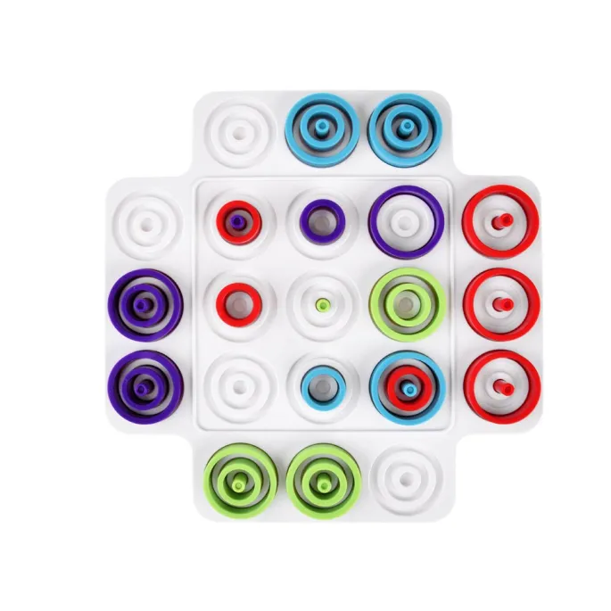 zbliżenie na kolorowe pionki do gry logicznej trap