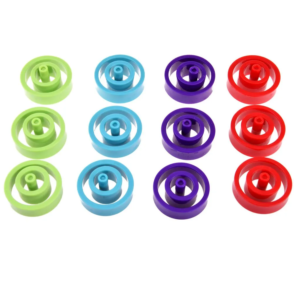 cztery kolory pionków na plastikowej tacy gry logicznej