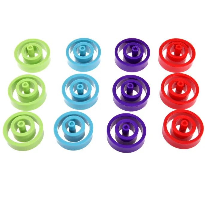 cztery kolory pionków na plastikowej tacy gry logicznej