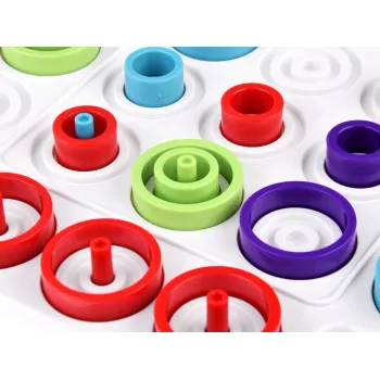 detal tacki z umieszczonymi pionkami w grze trap