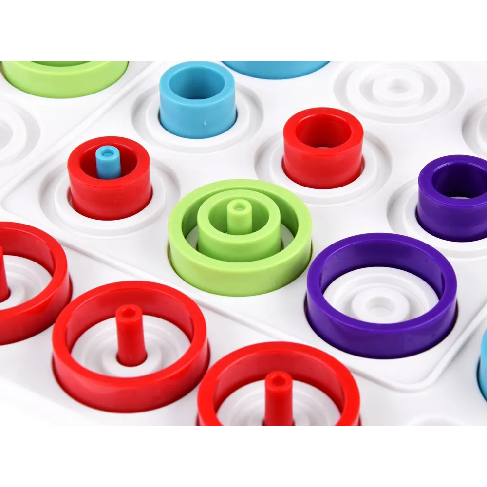 detal tacki z umieszczonymi pionkami w grze trap