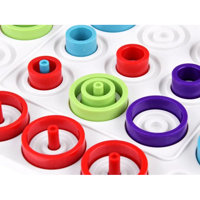 detal tacki z umieszczonymi pionkami w grze trap