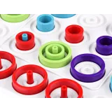 detal tacki z umieszczonymi pionkami w grze trap