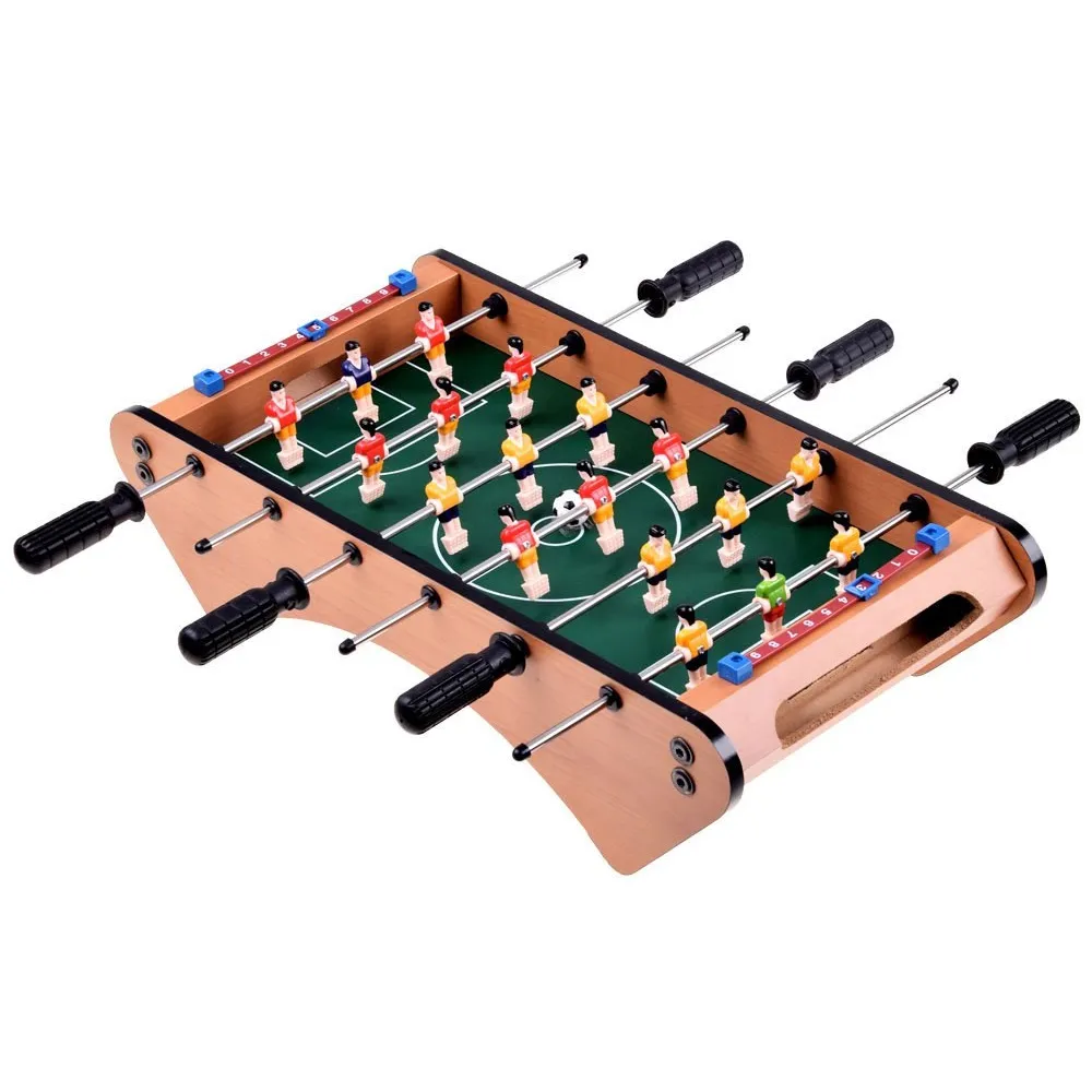 zbliżenie na pole gry piłkarzyków z detalami boiska i piłką