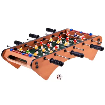 dwa zespoły piłkarzyków ustawione do rozgrywki na drewnianym boisku