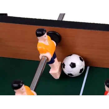 komplet elementów zestawu piłkarzyków wraz z piłkami i licznikami punktów