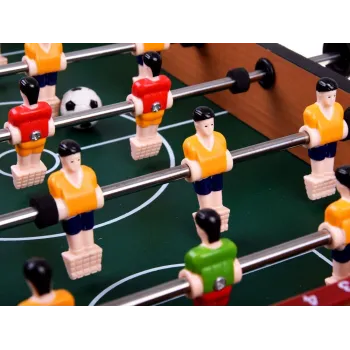 widok bocznych listew i prętów sterujących w mini stole piłkarzyki
