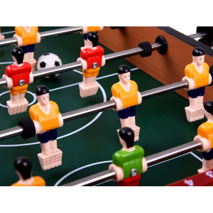 widok bocznych listew i prętów sterujących w mini stole piłkarzyki