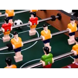 widok bocznych listew i prętów sterujących w mini stole piłkarzyki