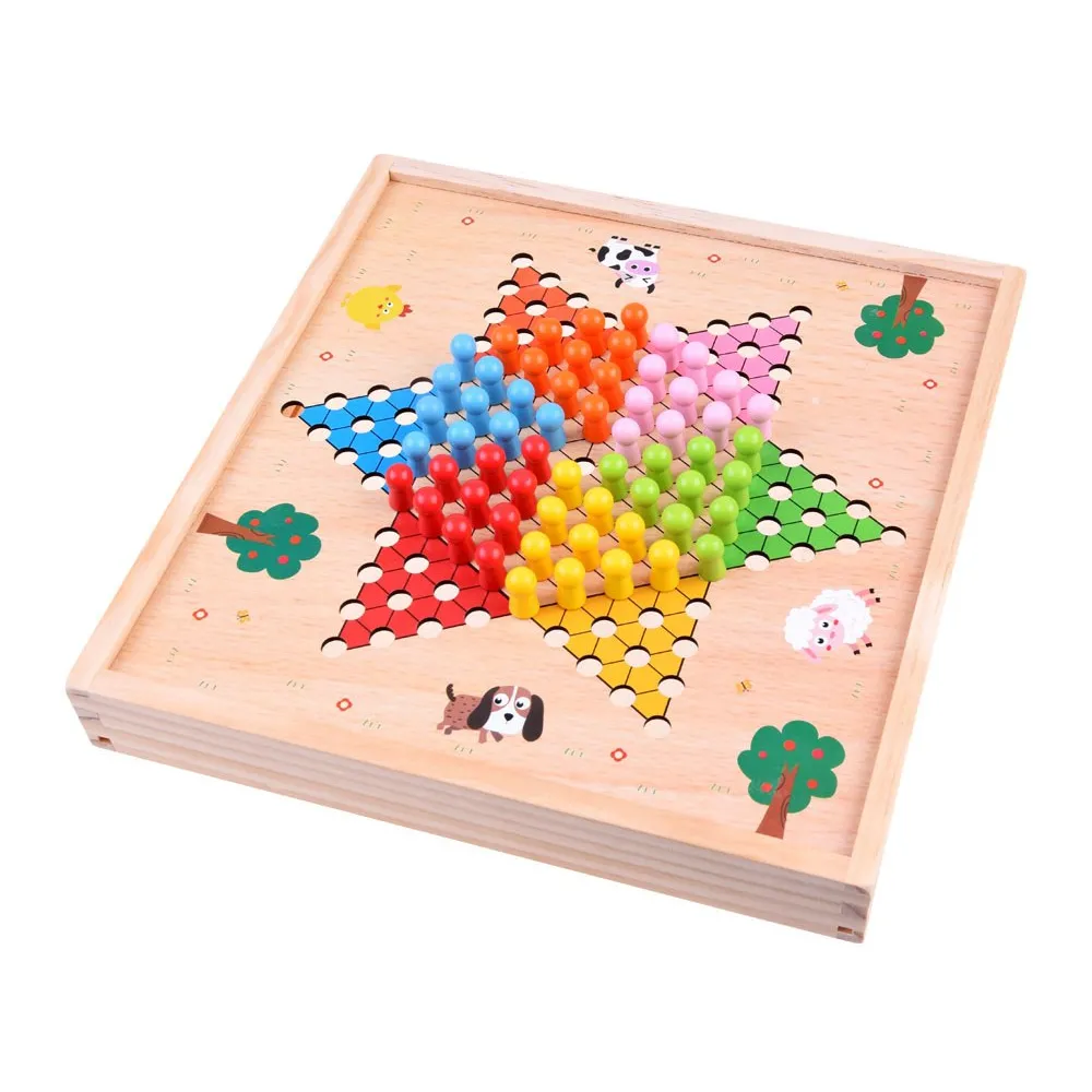 drewniana plansza z akcesoriami i pionkami do różnych gier