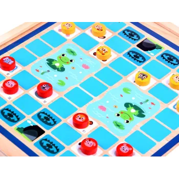 plansza do gry w ludo umieszczona na drewnianej platformie