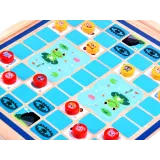 plansza do gry w ludo umieszczona na drewnianej platformie